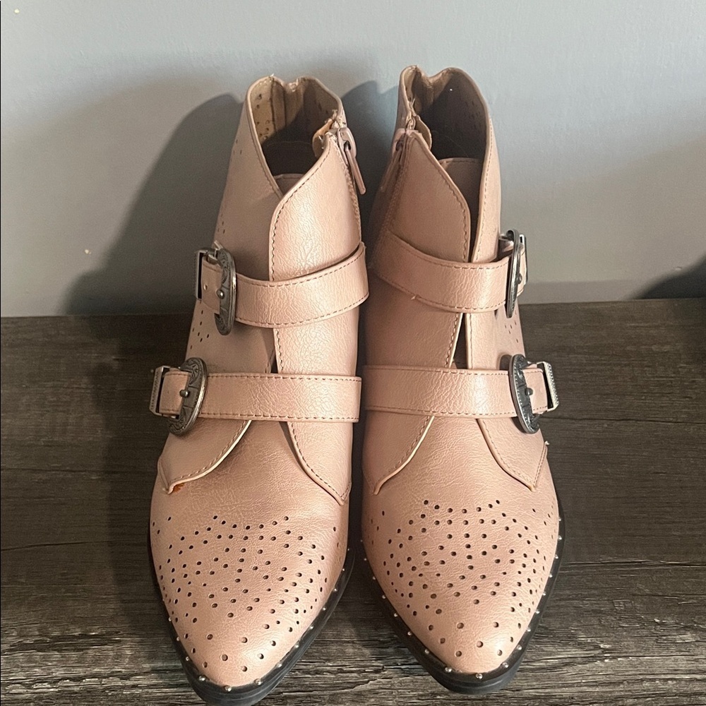 Qupid Women's Blush Ankle BootiesSize 7.5